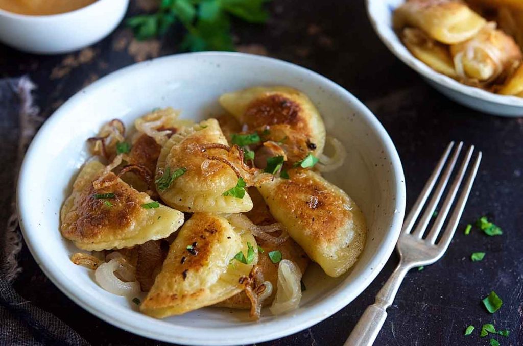 Хрустящие пьероги с капустой и грибами с поджаренным луком.